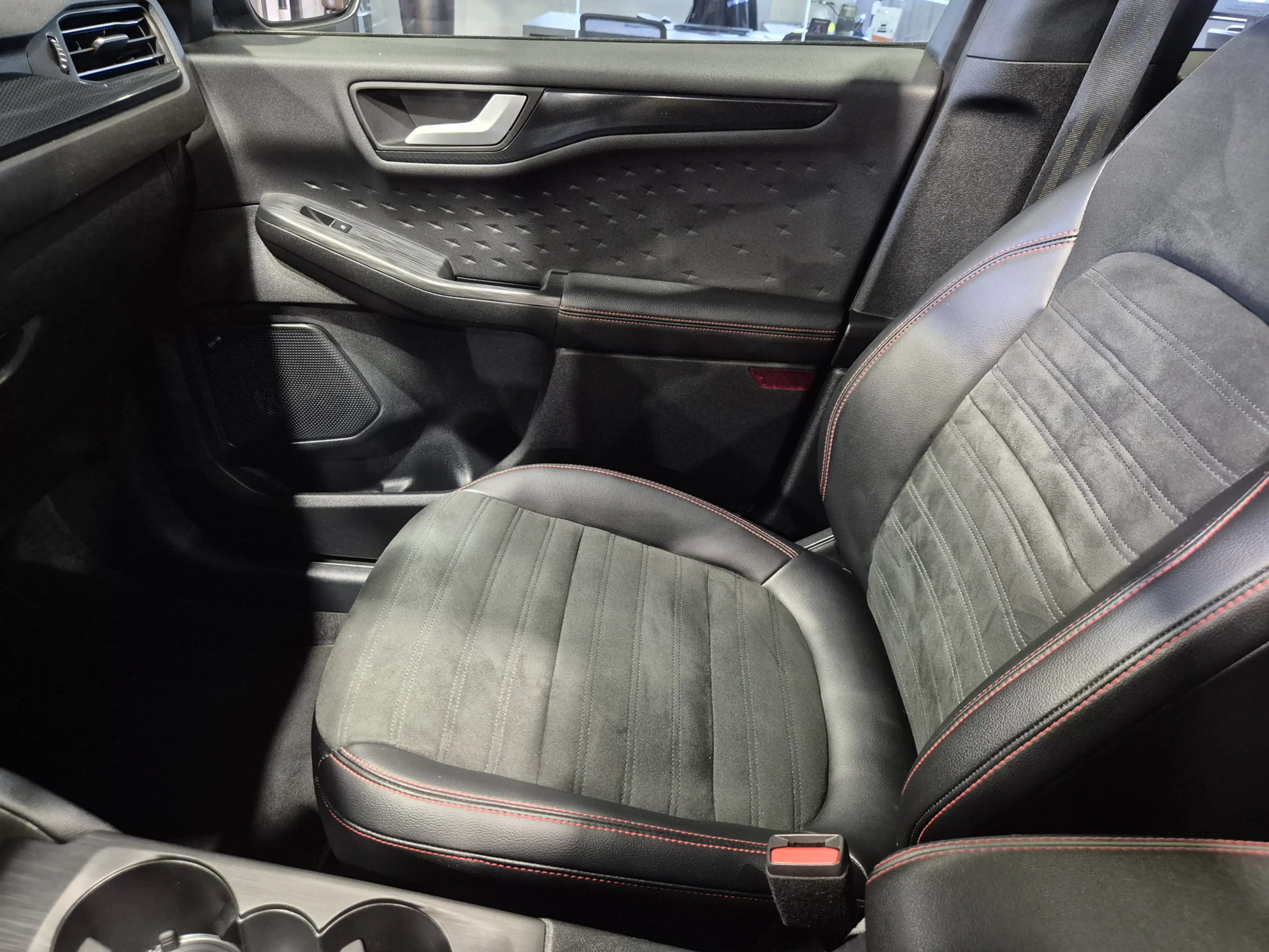 Ford Kuga 2.5 PHEV ST-Line Vignale Winterpack | Camera | Pan — photo 35