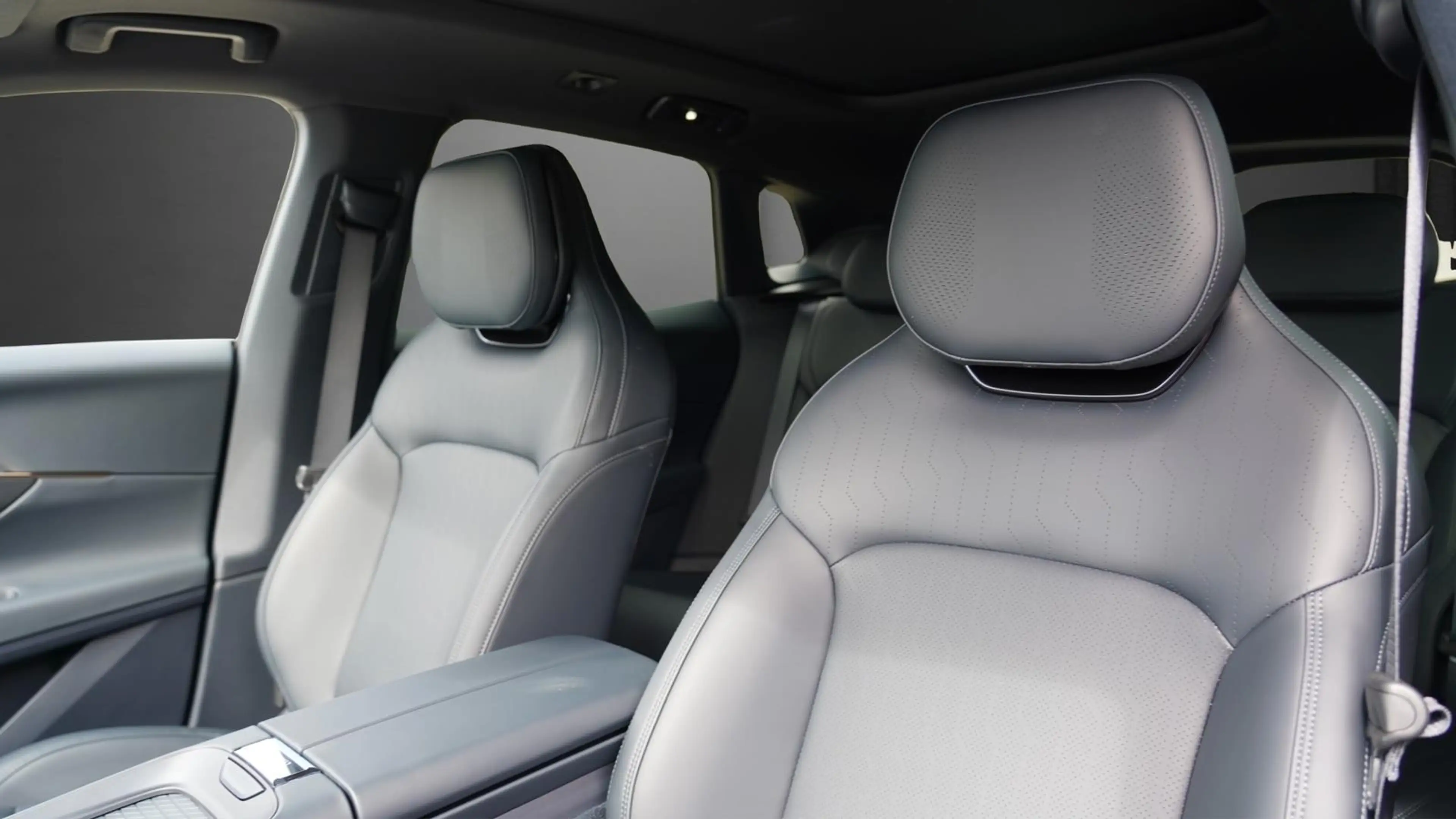 Lynk & Co 08 +ACC+PANO+LED+Plugin Hybrid — photo 13