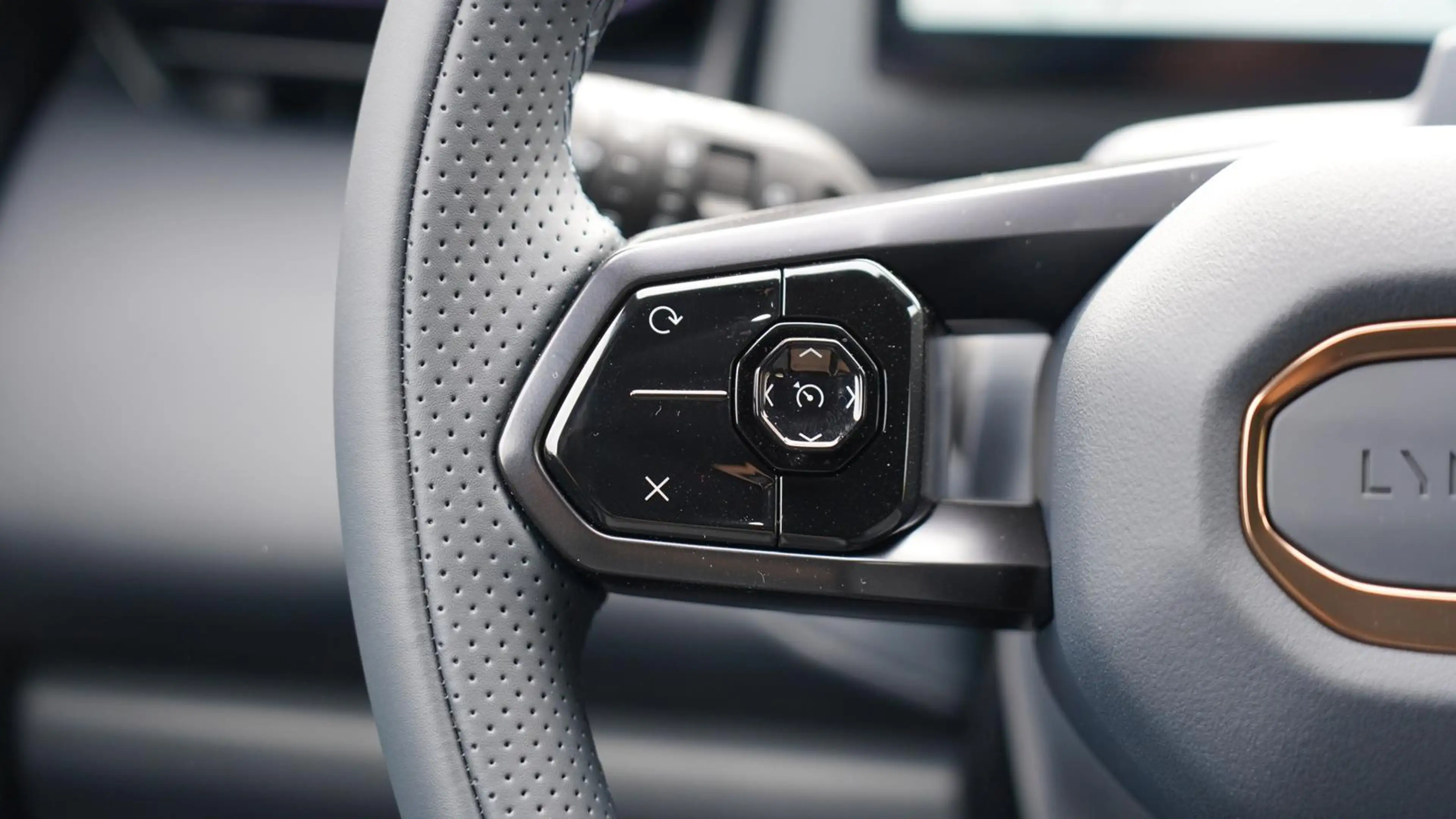 Lynk & Co 08 +ACC+PANO+LED+Plugin Hybrid — photo 9