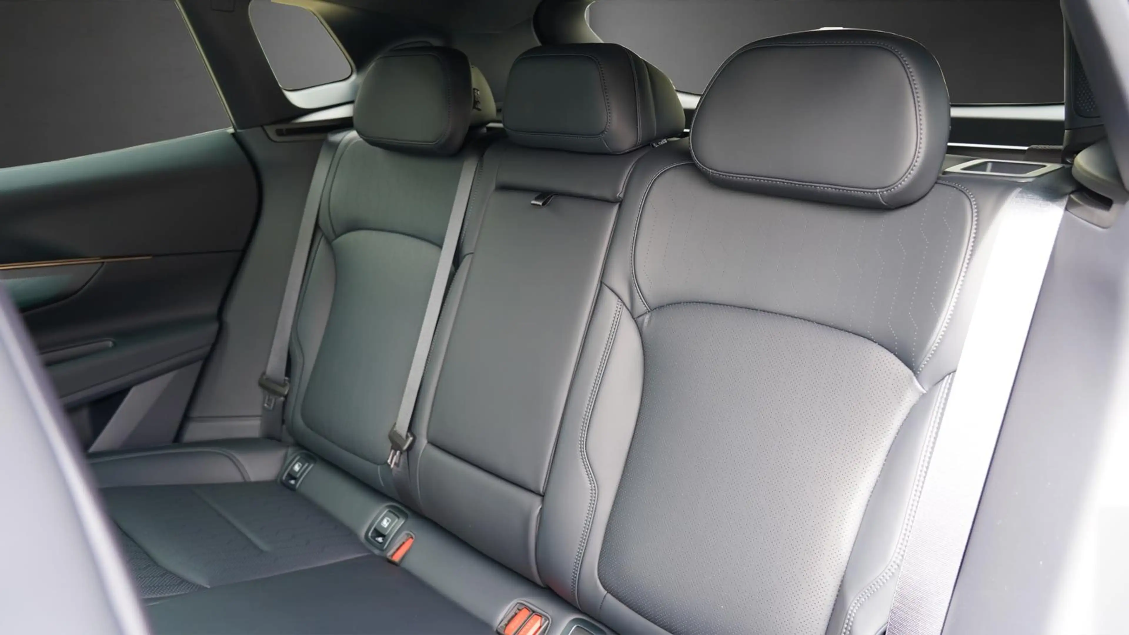 Lynk & Co 08 +ACC+PANO+LED+Plugin Hybrid — photo 14