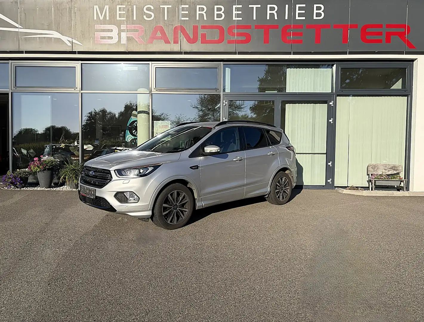 Ford Kuga 1,5 TDCi ST-Line Start/Stop Silber - 1