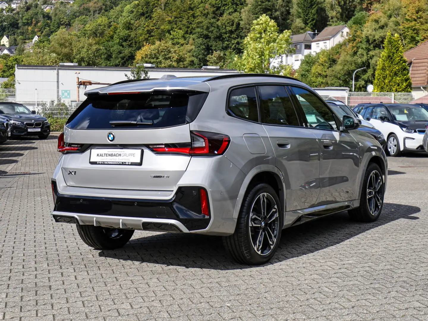 BMW X1 sDrive 18i M-Sport AHK LED ACC NAVI KAMERA Zilver - 2