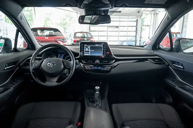 Toyota C-HR view 9