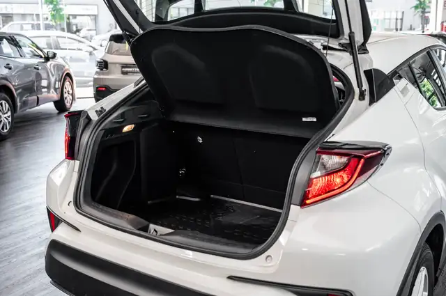 Toyota C-HR view 15