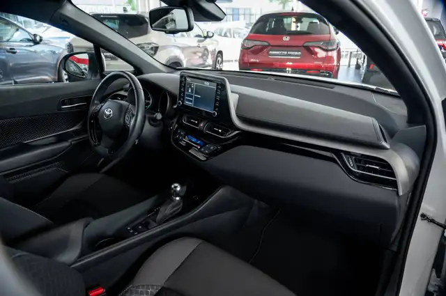 Toyota C-HR view 10