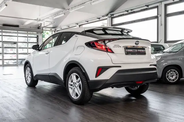 Toyota C-HR view 4