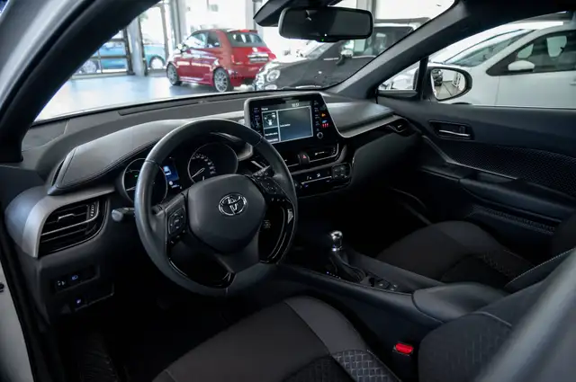 Toyota C-HR view 8