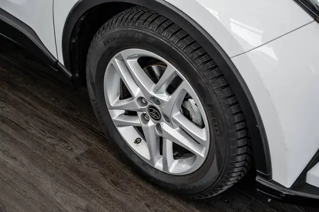 Toyota C-HR view 17