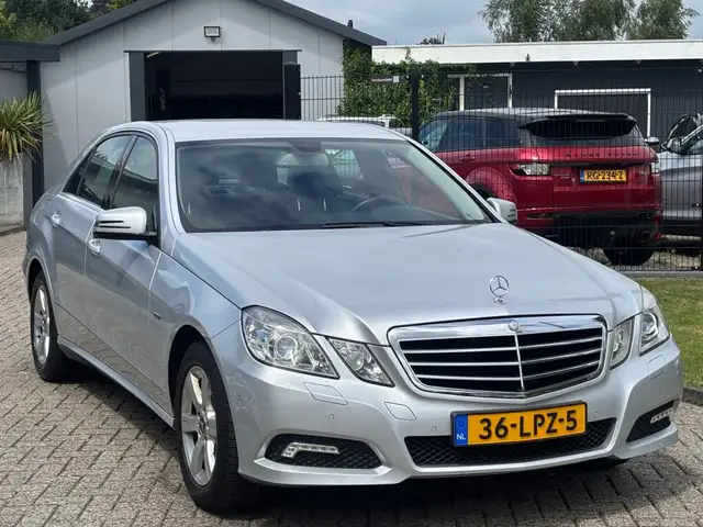 Mercedes-Benz E-Class view 3
