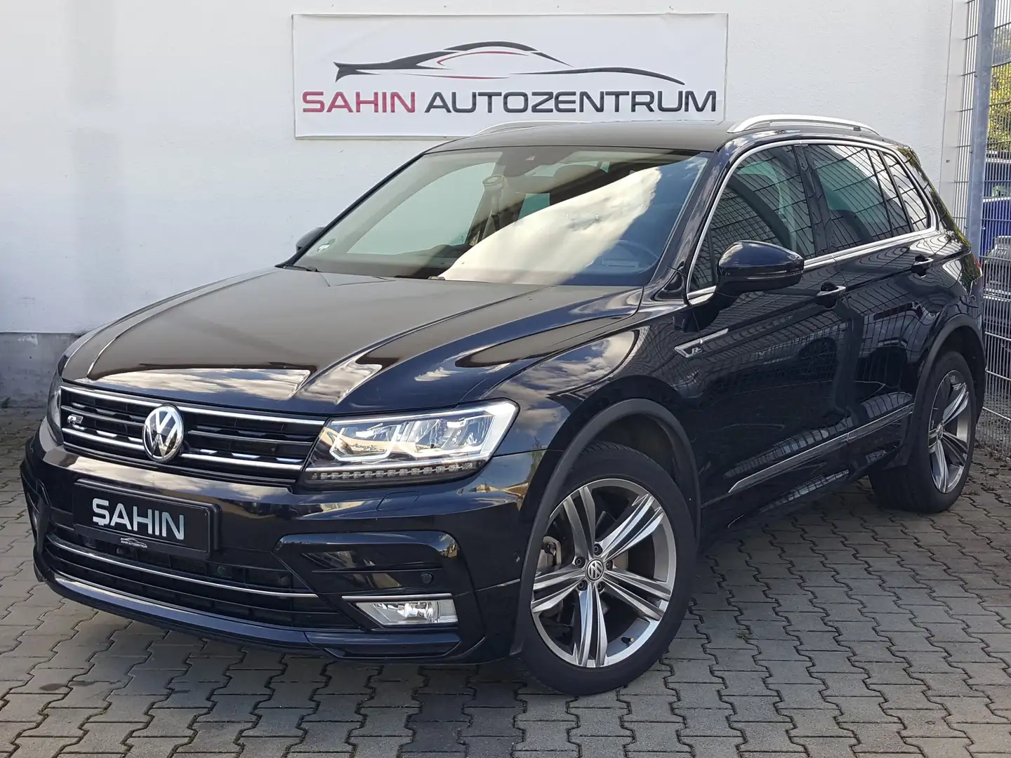 Volkswagen Tiguan 2.0 TDI DSG Highline 4M R-Line VIR AHK ACC RFK LED Schwarz - 1