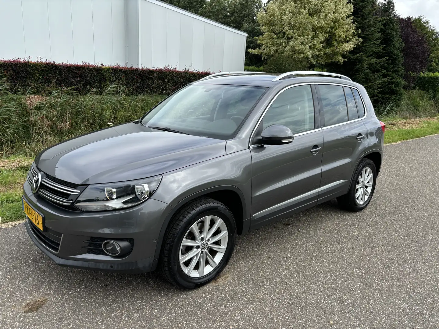 Volkswagen Tiguan 1.4 TSI Sport&Style / AIRCO / NAVI / CRUISE Grijs - 2
