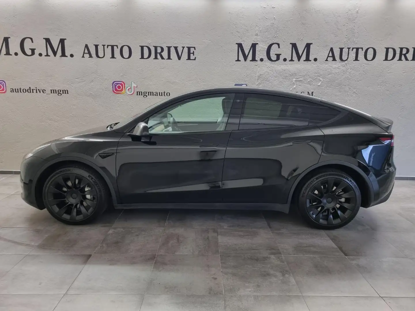 Tesla Model Y Long Range AWD Schwarz - 2