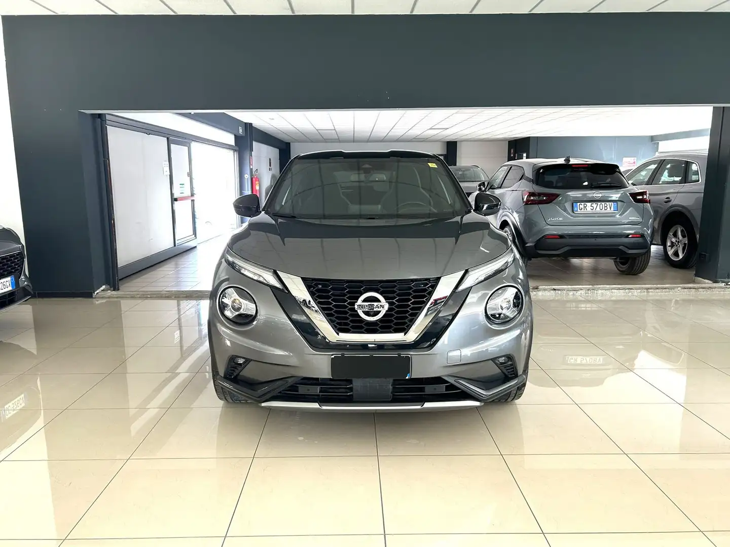 Nissan Juke 1.0 DIG-T 114 Mt N-Design Grau - 2