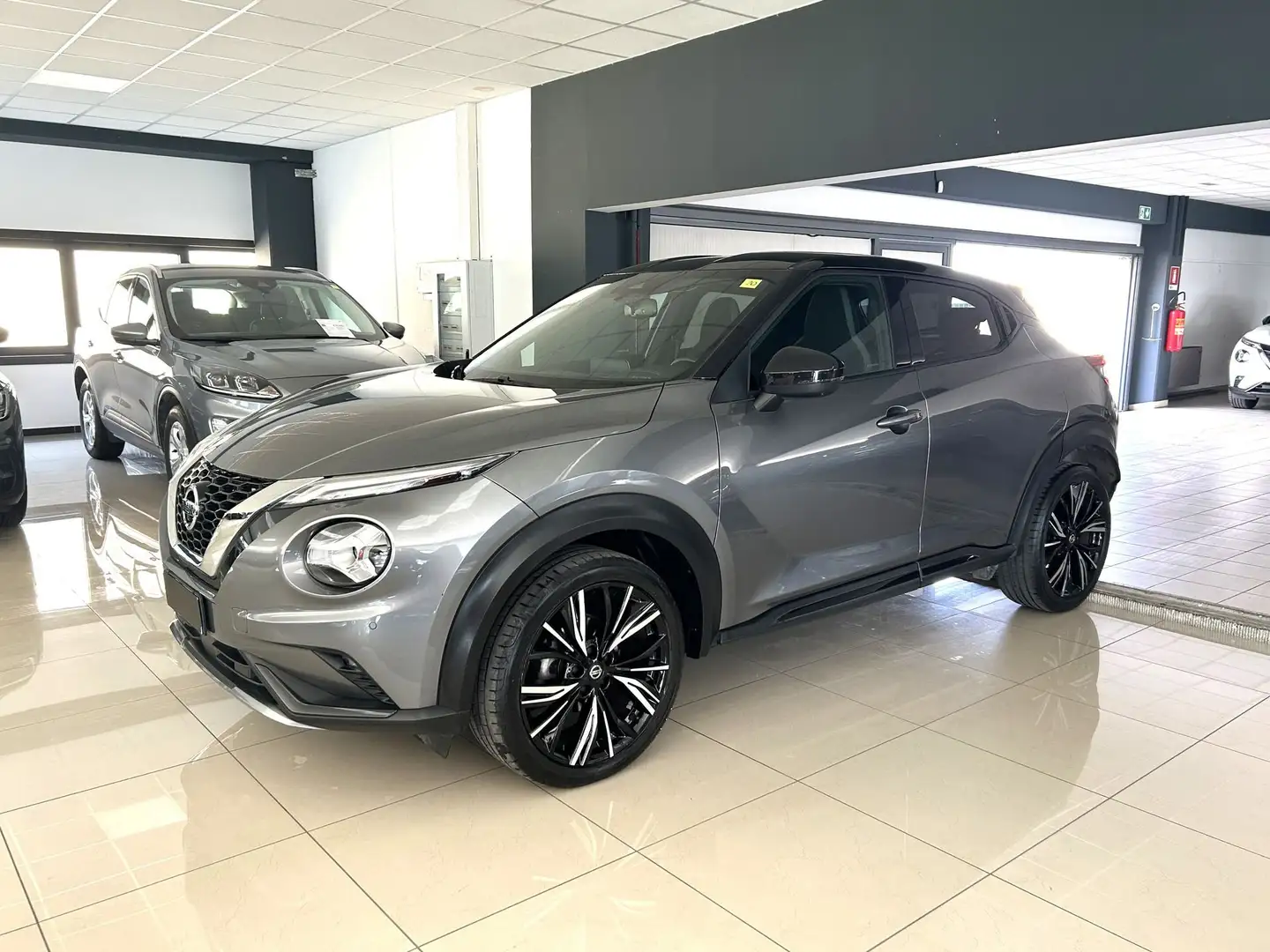 Nissan Juke 1.0 DIG-T 114 Mt N-Design Grau - 1