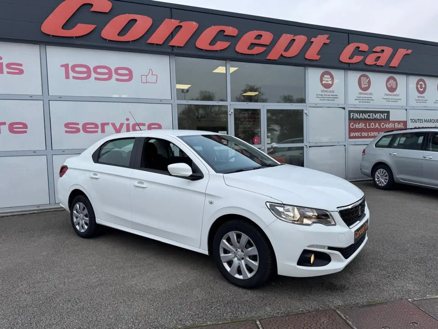 Peugeot 301 Active 1.5 BlueHDi 100cv + Antibrouillard + Radars Blanc - 1