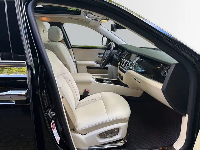 Rolls-Royce Ghost view 9