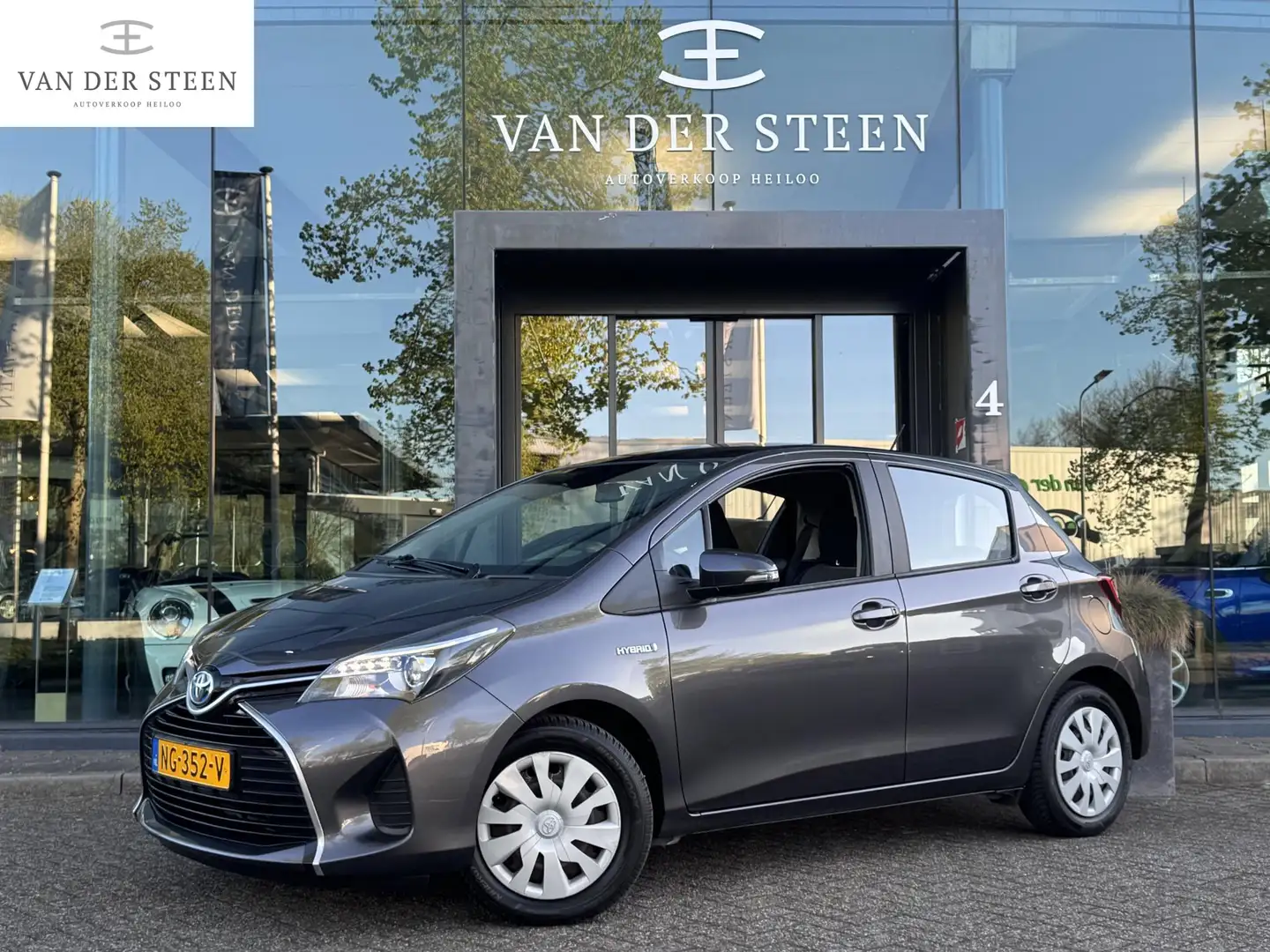 Toyota Yaris 1.5 Hybrid Business Plus Navigatie | Fabrieksgaran Grijs - 1