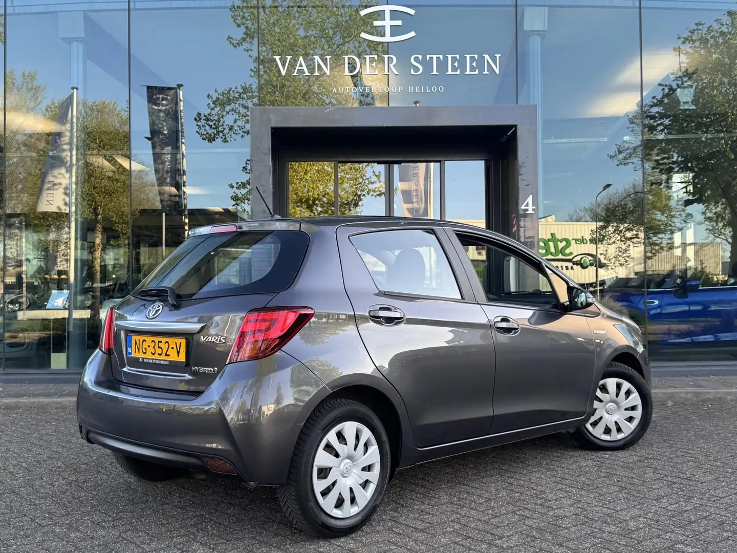 Toyota Yaris 1.5 Hybrid Business Plus Navigatie | Fabrieksgaran Grijs - 2