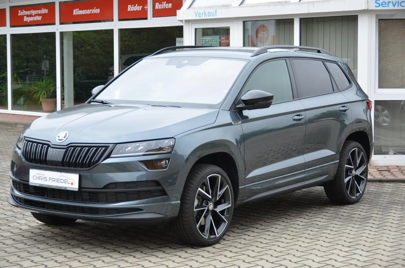 Skoda Karoq 1.5 TSI Sportline DSG AHK Navi PDC SHZ LED Grijs - 1