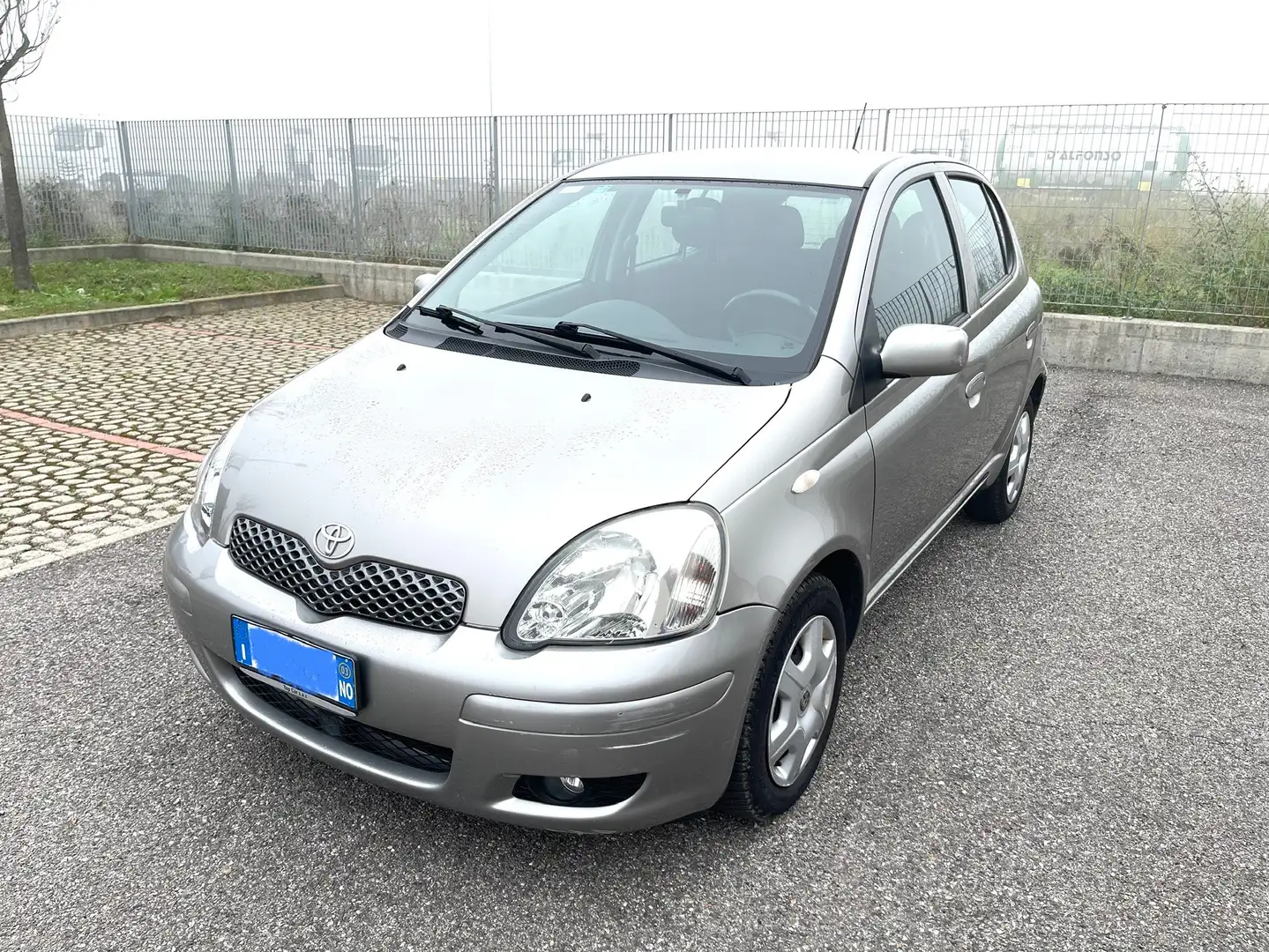Toyota Yaris 5p 1.0 Sol Argent - 1