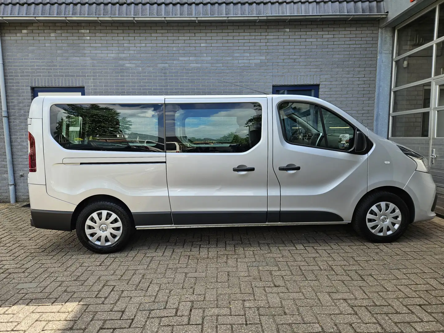 Renault Trafic 1.6 dCi T29 L2H1 Silber - 2