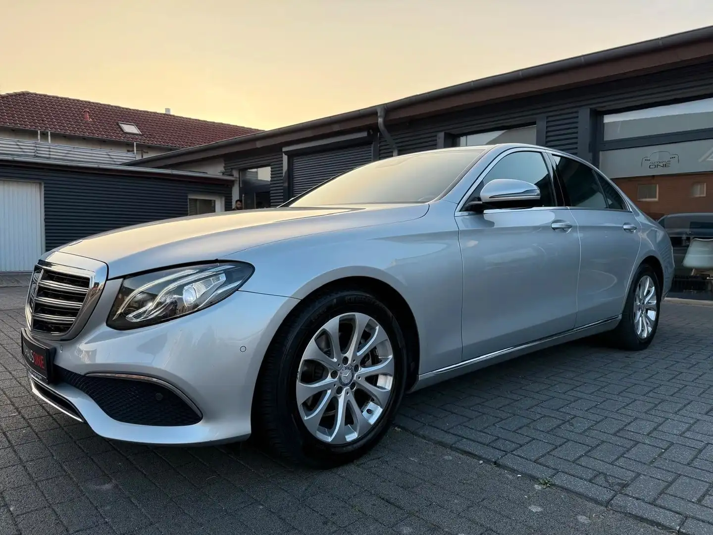 Mercedes-Benz E 220 d Limo. EXCLUSIVE/WIDESCREEN/ALCANTARA Zilver - 1