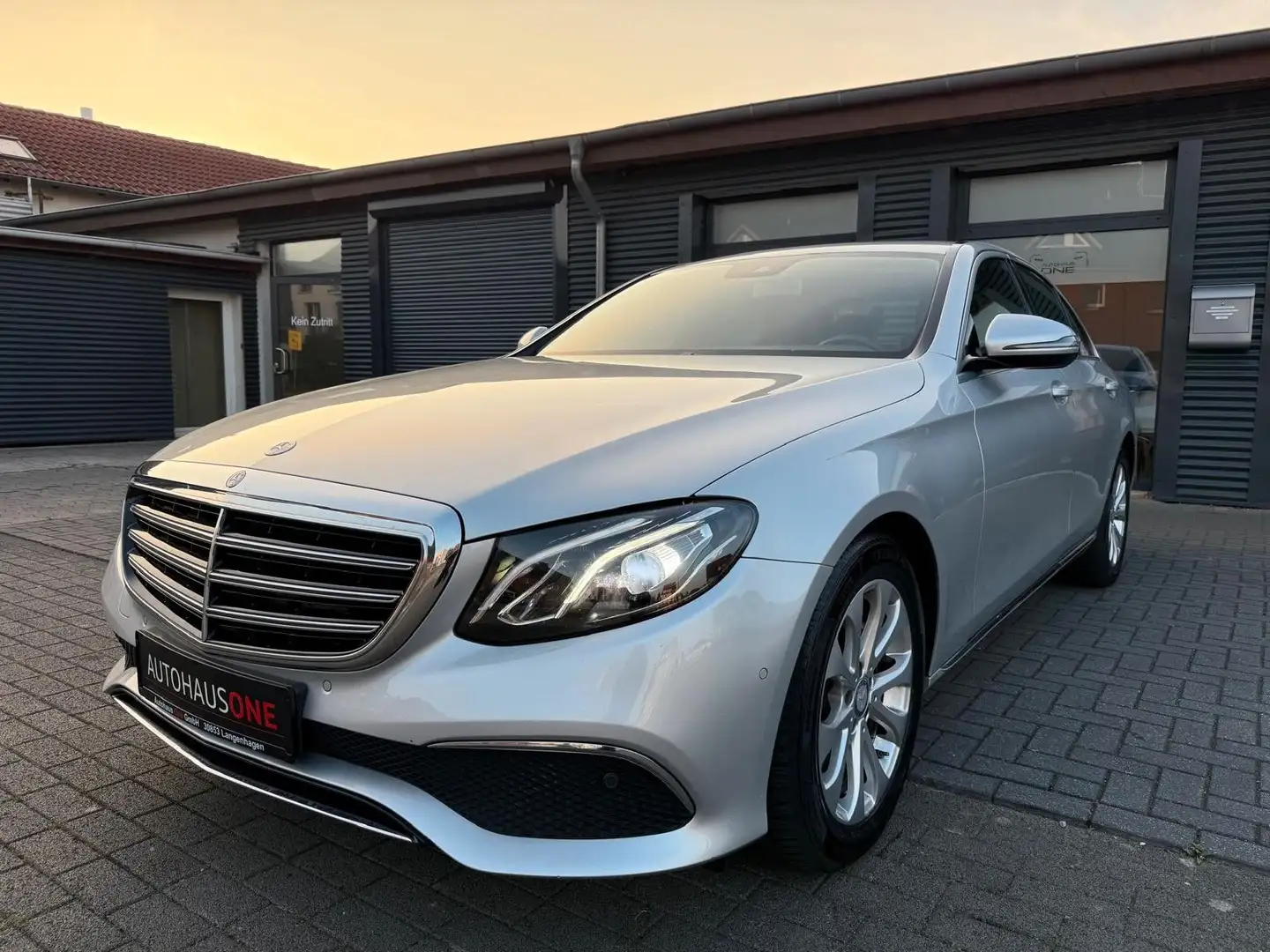 Mercedes-Benz E 220 d Limo. EXCLUSIVE/WIDESCREEN/ALCANTARA Zilver - 2