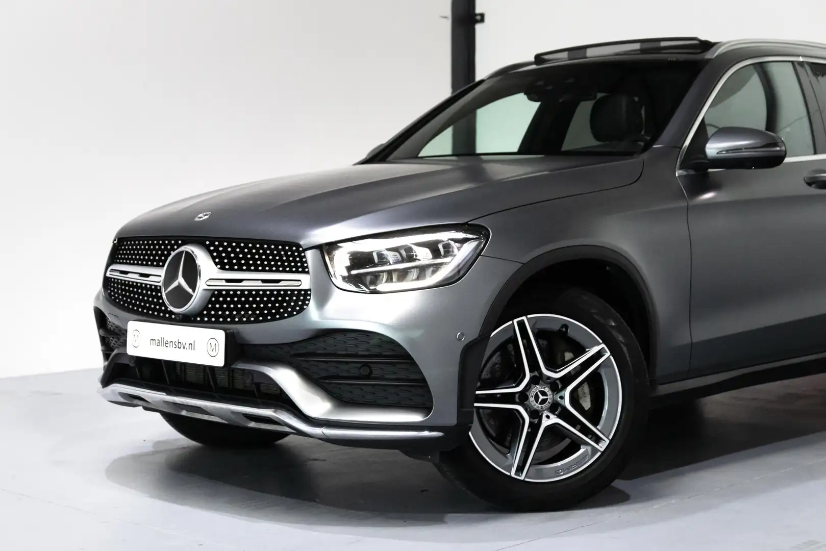 Mercedes-Benz GLC 300 300e 4MATIC Business Solution AMG MATGRIJS/LEER/HU Grijs - 2