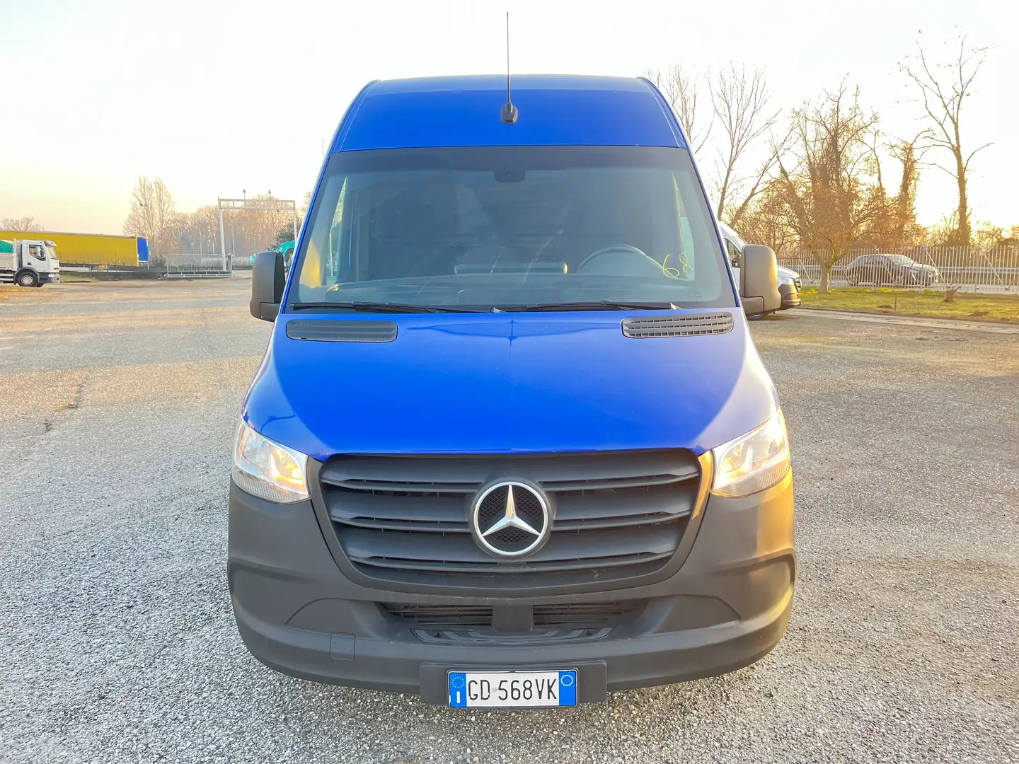 Mercedes-Benz Sprinter L2H2 Bleu - 2