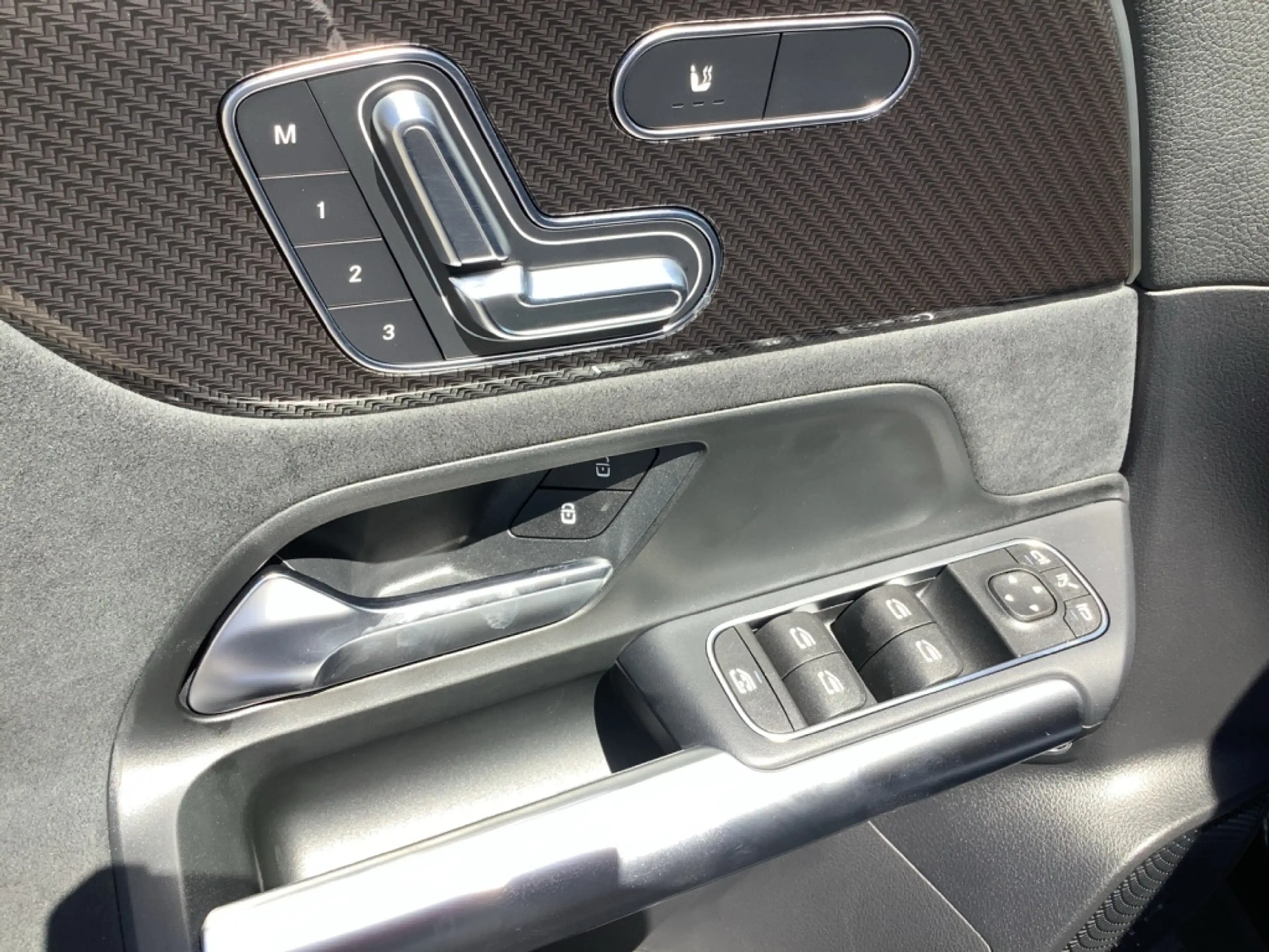 Mercedes-Benz GLA 220 4MATIC AMG+NIGHT+19"+KEYLESS+8G+360°+AHK — photo 9