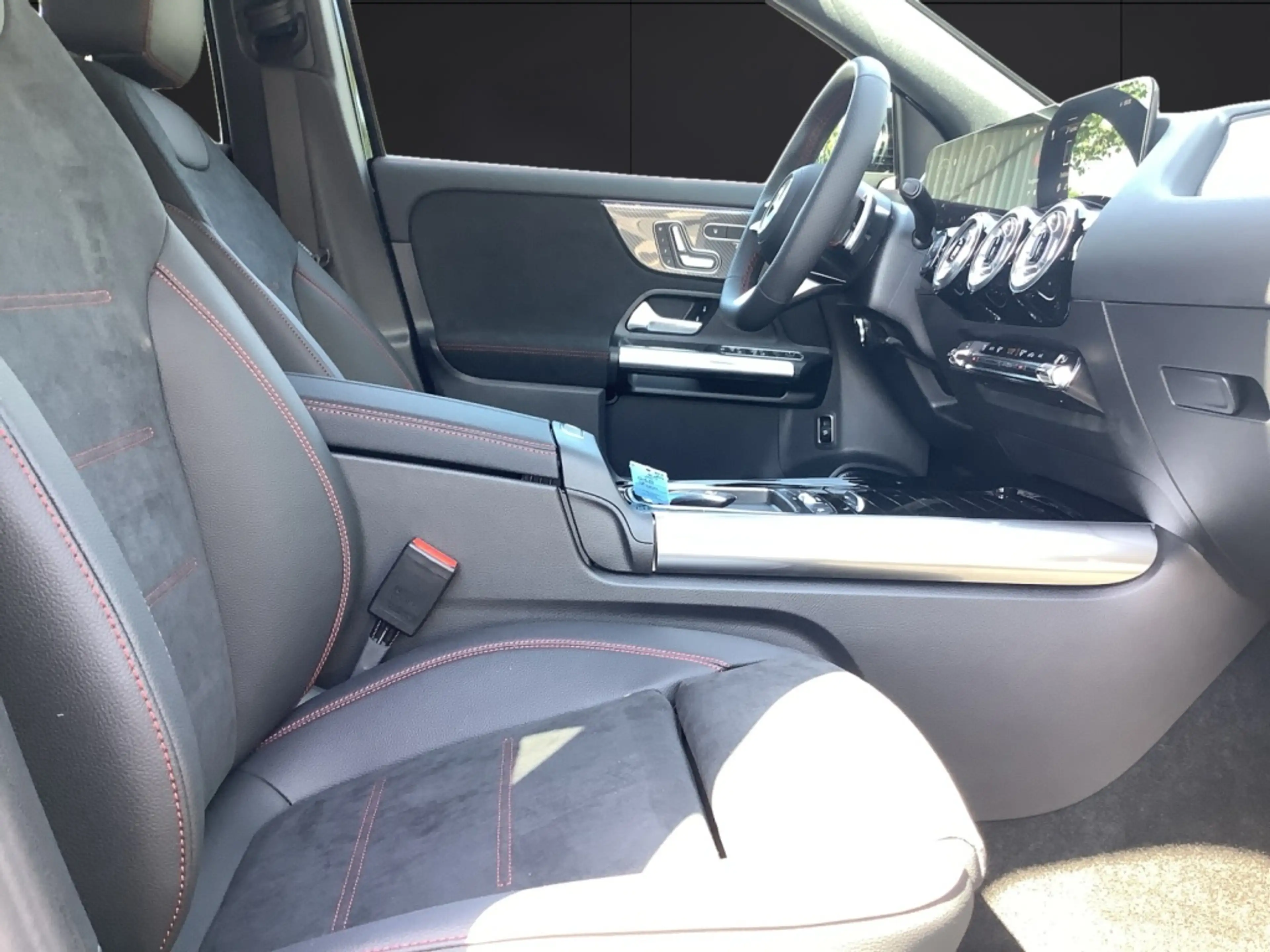Mercedes-Benz GLA 220 4MATIC AMG+NIGHT+19"+KEYLESS+8G+360°+AHK — photo 6