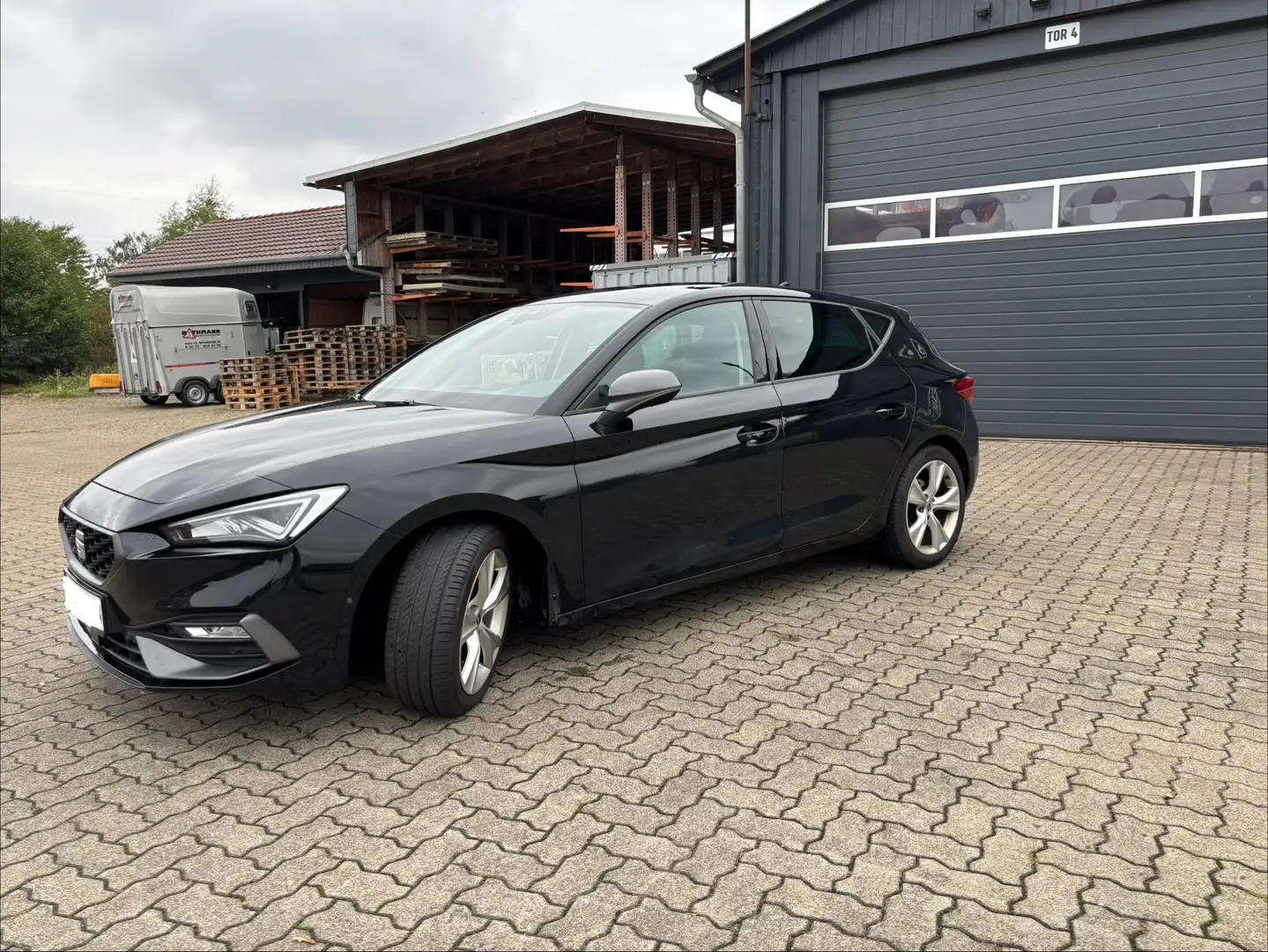 SEAT Leon Leon 1.5 eTSI ACT OPF DSG FR Schwarz - 2