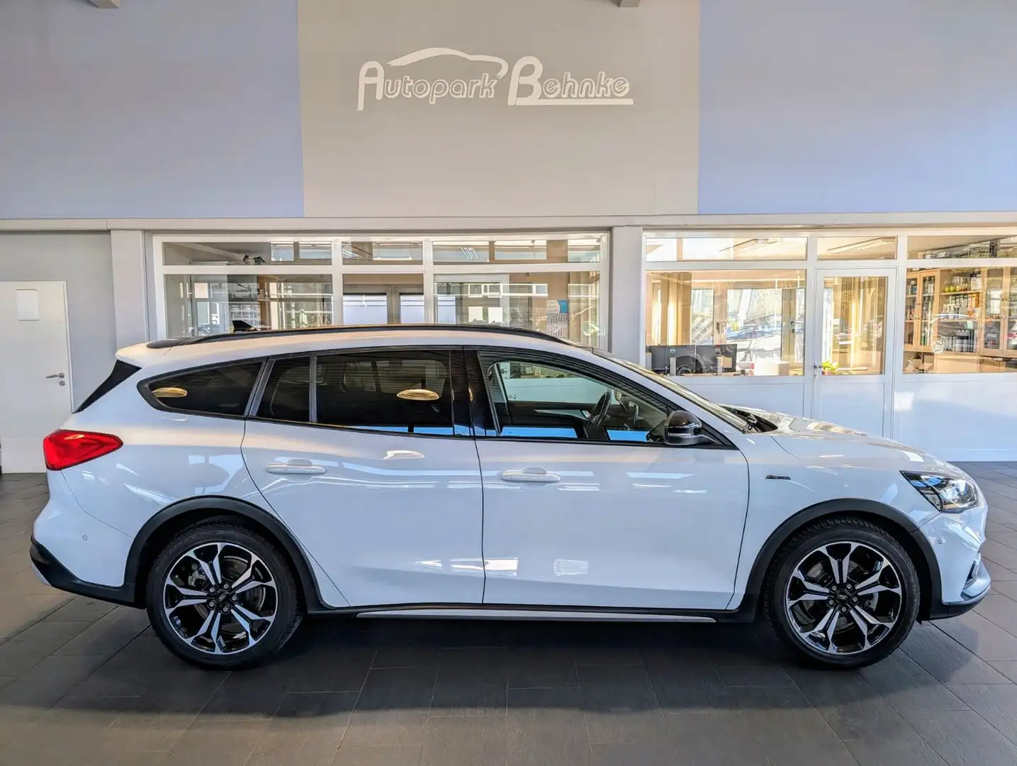 Ford Focus 2.0 Active Aut.*AHK*LED*Navi*KAM*B&O*ACC Weiß - 1