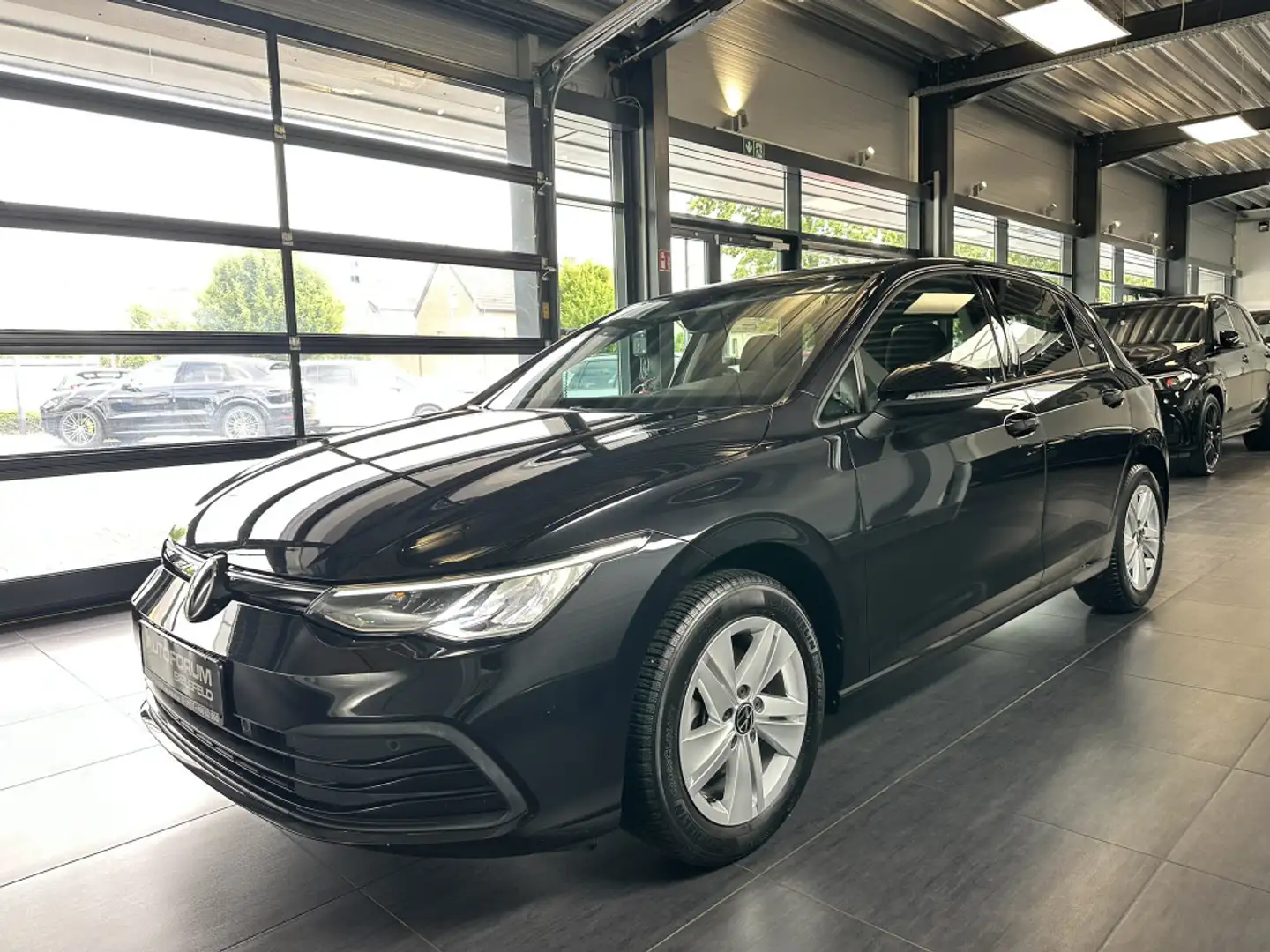 Volkswagen Golf 8 1.5 eTSI DSG Life|ACC|LED|SHZ|App Connect Schwarz - 2