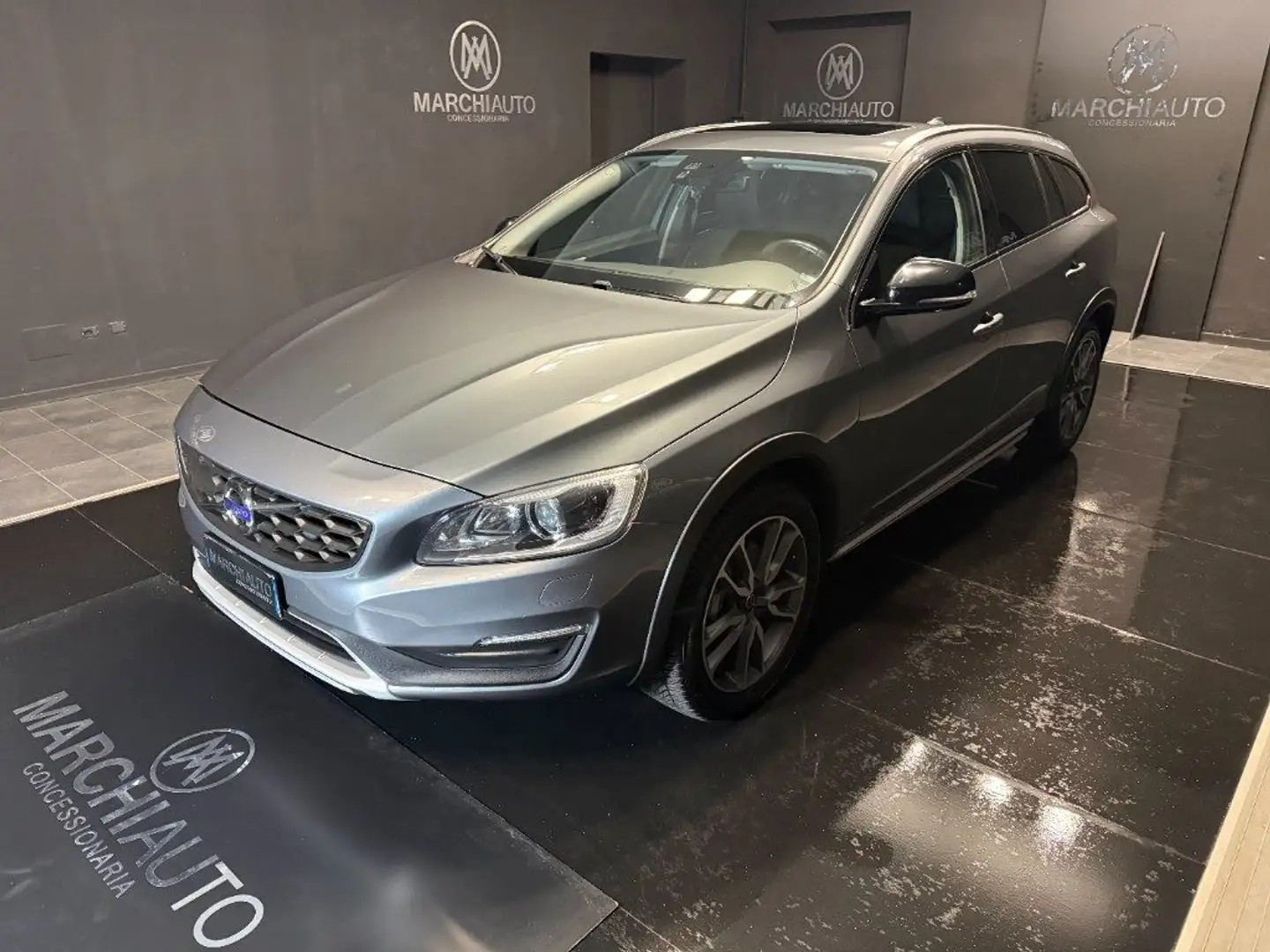 Volvo V60 Cross Country D3 Geartronic Business Gri - 1