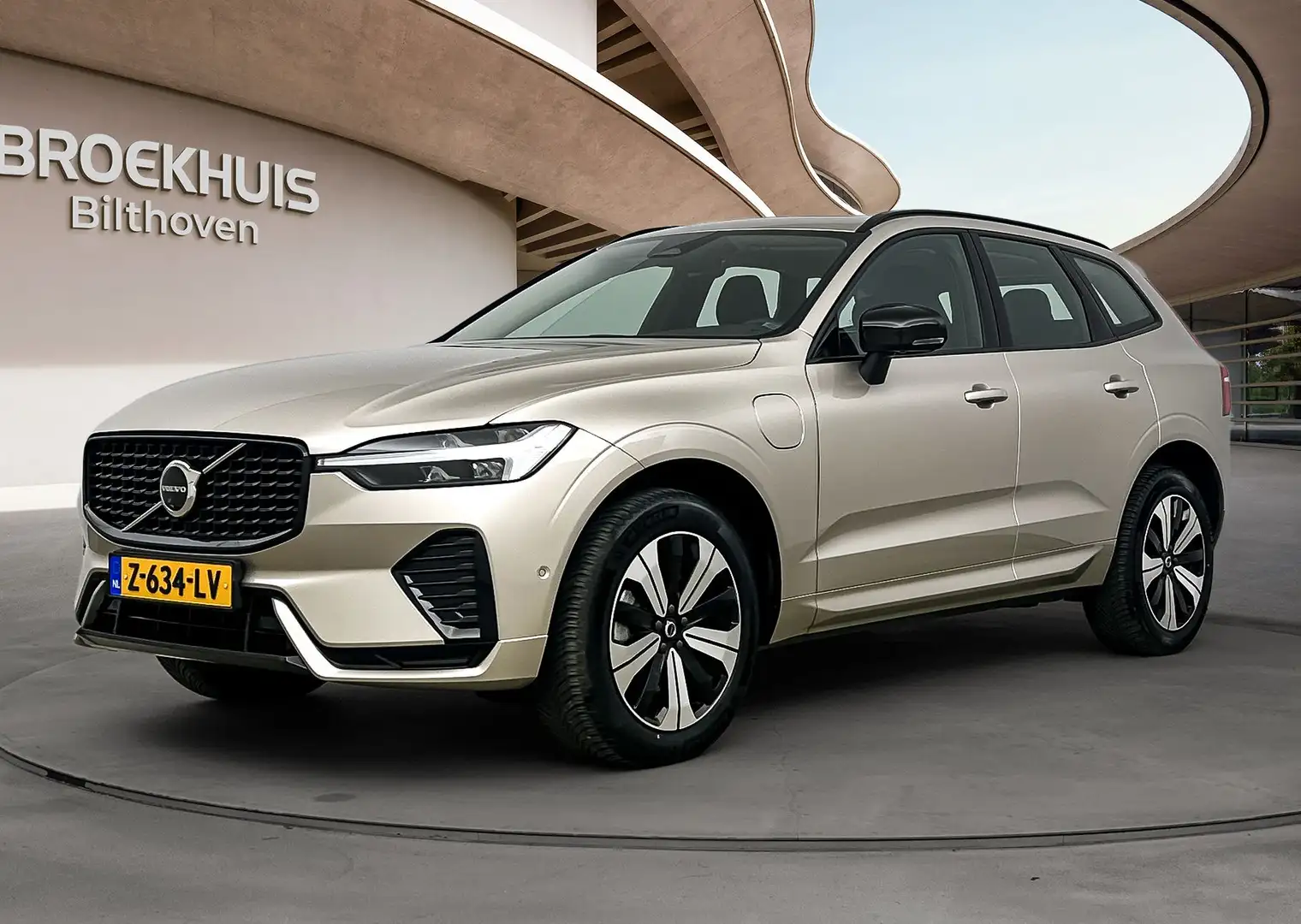 Volvo XC60 2.0 T6 Plug-in hybrid AWD Plus Dark | Trekhaak | P Grijs - 2