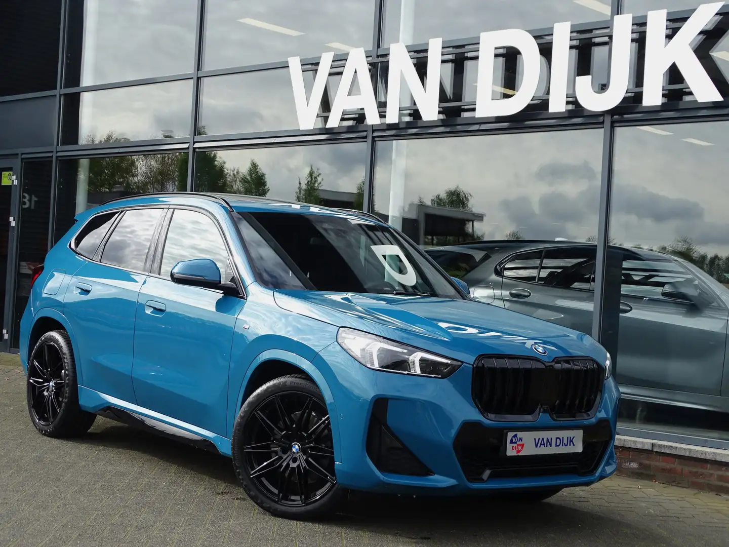 BMW X1 30e xDrive M Sport Pano.Dak Elek.Trekhaak Memory s Blauw - 1