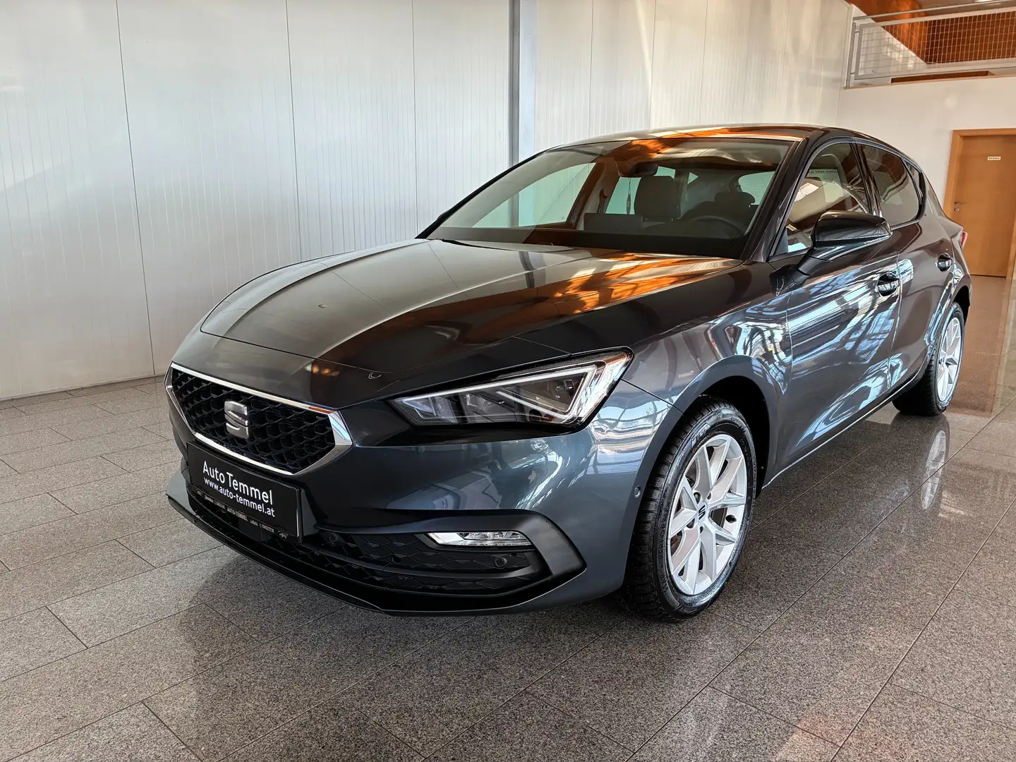 SEAT Leon 1.5 eTSI 85 kW Style DSG Grau - 2