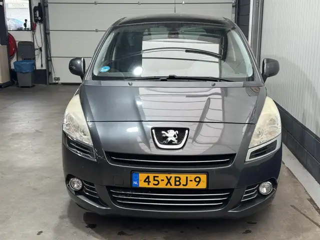 Peugeot 5008 view 2