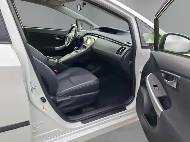 Toyota Prius view 12