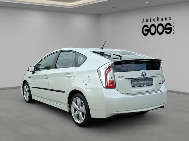 Toyota Prius view 3
