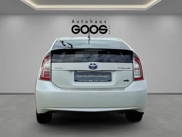 Toyota Prius view 4