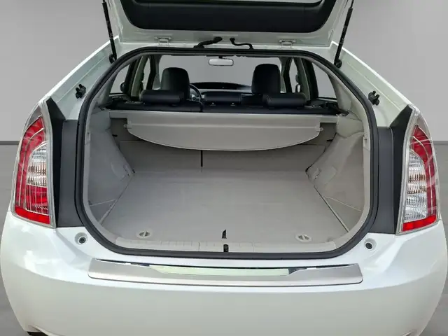 Toyota Prius view 9