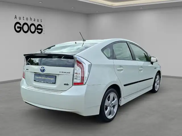 Toyota Prius view 5