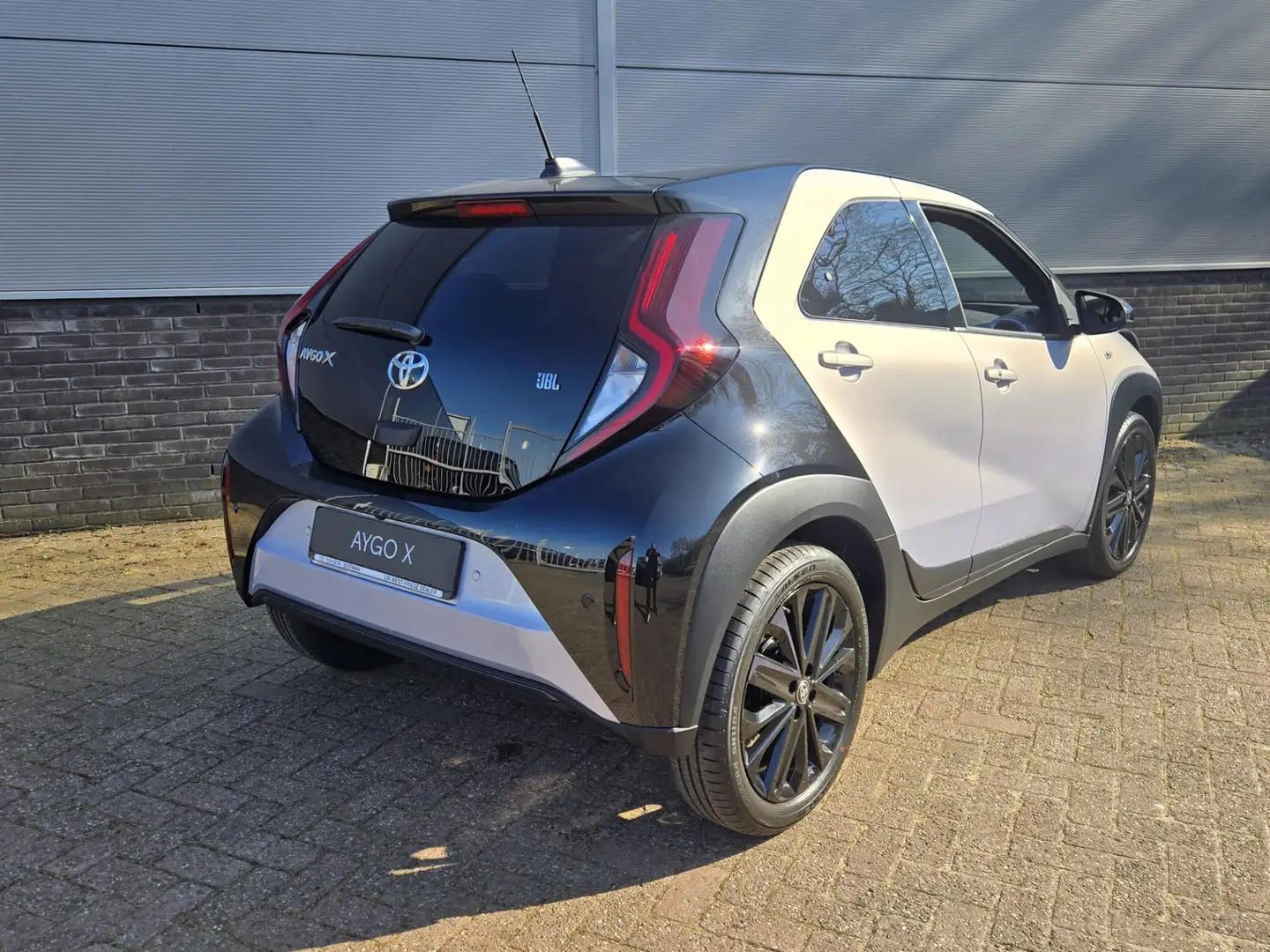 Toyota Aygo X 1.0 VVT-i MT JBL, Nieuw Op Voorraad Zilver - 2