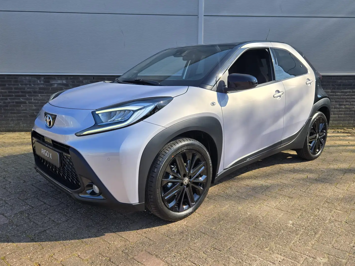 Toyota Aygo X 1.0 VVT-i MT JBL, Nieuw Op Voorraad Zilver - 1
