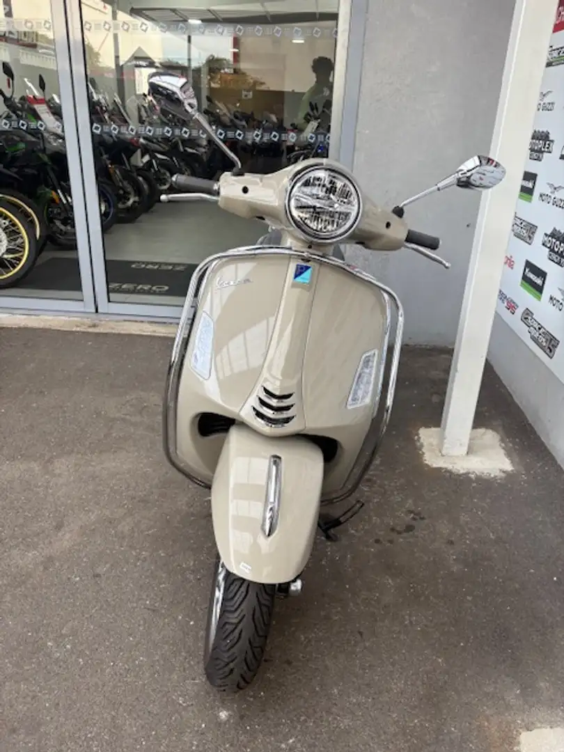 Vespa GTS 300 Beige - 2