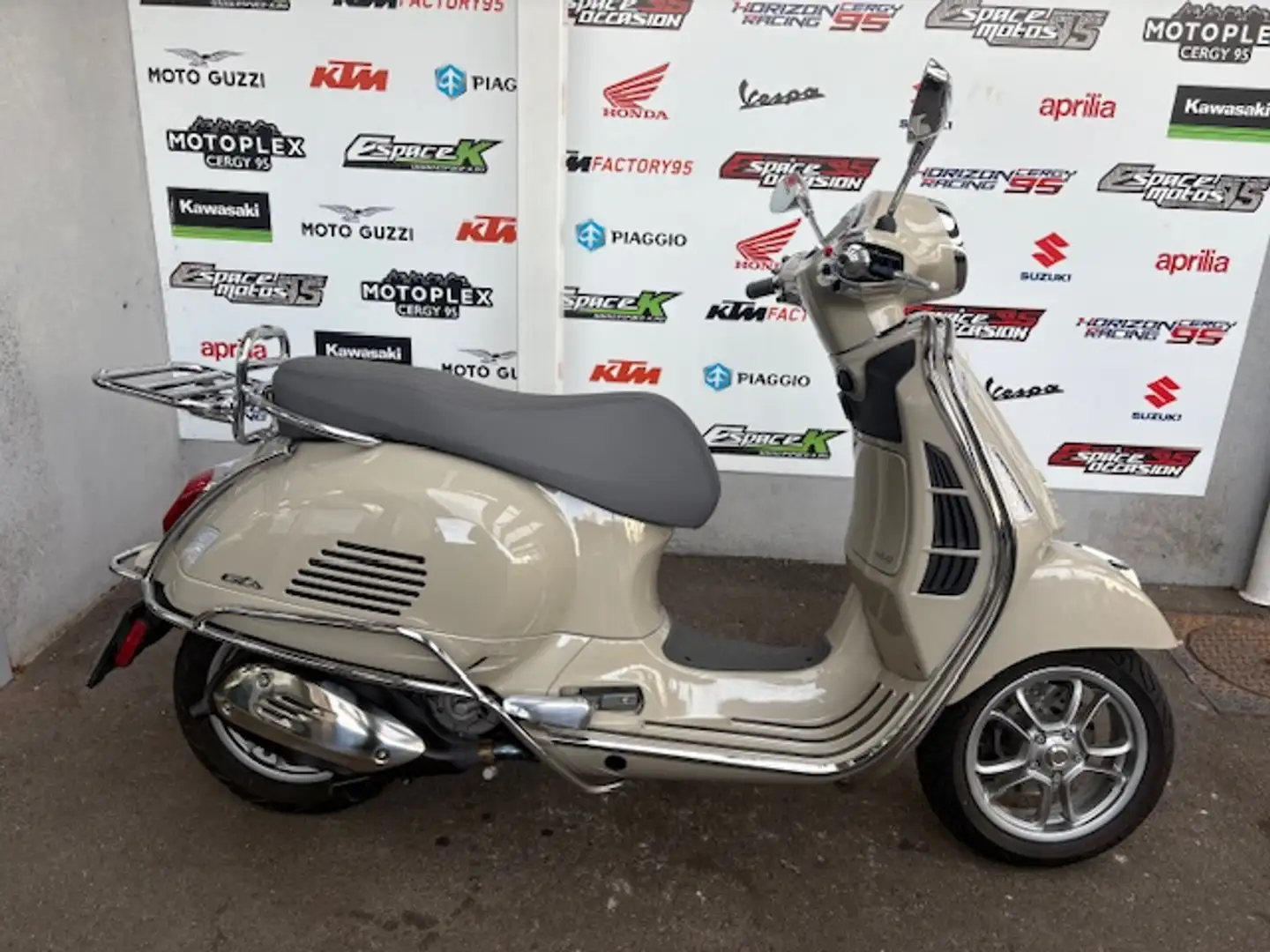 Vespa GTS 300 Beige - 1