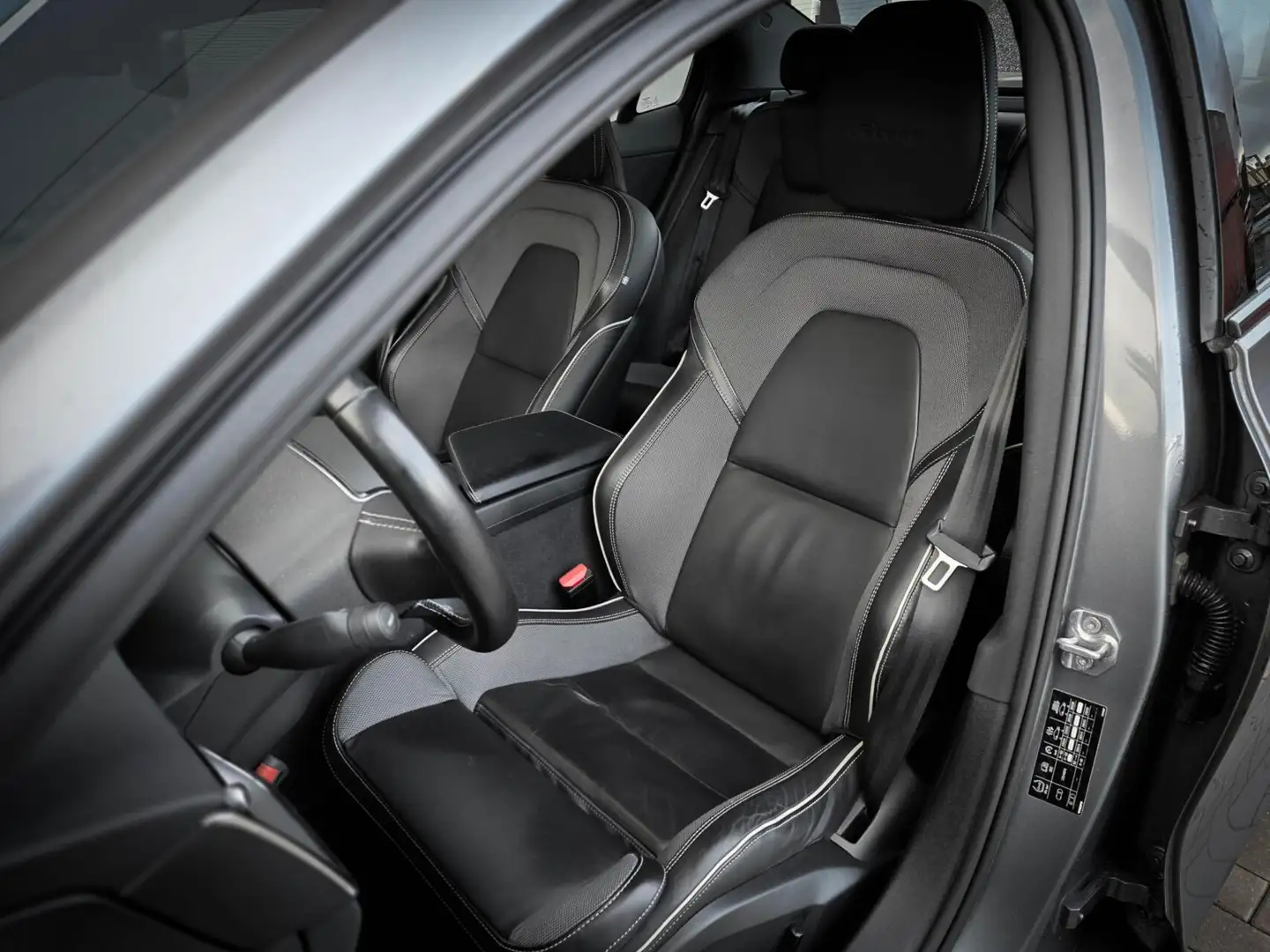 Volvo S60 2.0 T4 R-Design | LEDER | CARPLAY | MEMORY | LED | Grau - 2