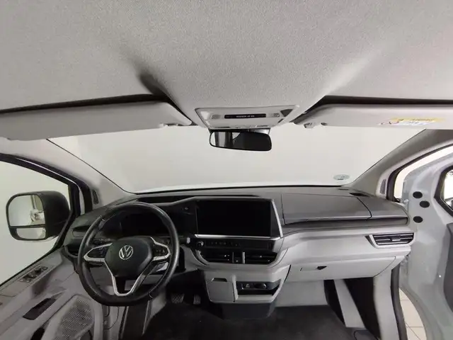 Volkswagen Caravelle view 4